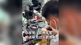小孩哥沉迷维修事业惊呆网友：之前研究燃料炸了，家长不让玩化学