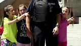 递糖果给小孩，警察以为是人贩子