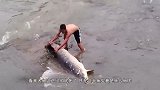 大雨过后，下水道口不断冒水，看到出来的东西路人很高兴
