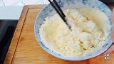 一个土豆加半碗玉米面，筷子一搅，锅里一扔，个个香甜又酥脆