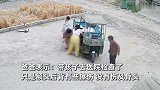 妈妈倒车将娃卷车底险遭辗轧，事后爸爸吐槽：车骑这样还学驾照？
