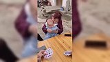 一本正经的样子，这眼睛就没离开过纸牌