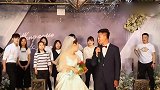 本想拍新郎新娘扔捧花，接下来拍下这一幕，看样子又能喝喜酒了