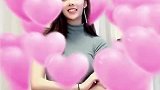 包臀裙美女小姐姐看上去特别有时尚魅力，还带有几分潮流