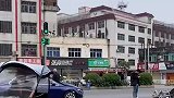 电动车闯红灯，被汽车驶来撞到