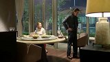 求爱不成彻底撕破脸，美女和小伙一刀两断