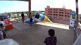 小女孩来到摔伤乐园玩漂流