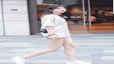 在重庆街头，无意间拍下的一幕，小姐姐笑起来的样子真迷人！