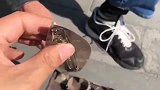 这大哥的还价技术还真是牛，一个三百的发卡仍是一百成交