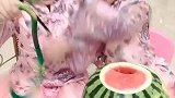 妈呀，这西瓜里怎么有一条玩具蛇？