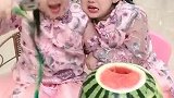 妈呀，这西瓜里怎么有一条玩具蛇？