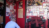 男孩自制的整蛊工具，女子进来后，直接就被蜘蛛玩偶吓了一跳！