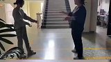 女生翻身将闺蜜压倒，声音响彻整个楼层