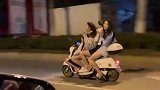 大半夜的，怎么四条腿啊