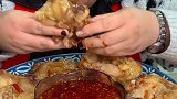 辣椒油翻的那一刻我心咯噔了一下,这胖姐吃得太拼了