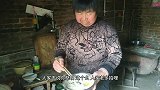 第一次拍妈妈做饭炸香椿芽吃，婚后很少吃到了，太想念太美味了！