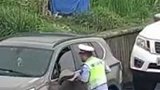 女司机高速突发疾病报警，交警听电话里喘息声意识到情况非常紧急，迅速赶到现场救下司机
