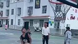 少年强则中国强，看到小朋友的扣篮，真是让人佩服啊！
