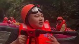 水枪大战漂流途中，遇上桶还是弟弟