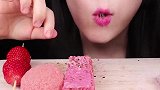 品尝甜点：吃美味草莓 棉花糖