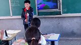 1一位小男孩在音乐课上唱海底