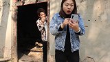 美女找小伙借钱5000，没想小伙发朋友圈居然给6千，太有才了