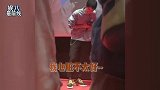 硬核男粉丝！刘昊然被男粉叫老公后蜷缩在角落直呼：我心脏不太好