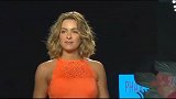 太爱这金发大波浪的超模，穿火辣比基尼秀性感马甲线！