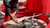 中国大叔发明载人飞行器，动力是8个摩托引擎，启动开关让人震撼