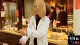 国外爆笑街头恶搞：帮妹子卖力拉拉链，被误当做抢包贼