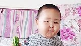 小宝宝吃苦瓜的样子好搞笑，不知道的还以为宝宝在吃肉呢，好搞笑