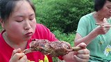 胖妹花500块下血本买烤牛排，两手抱着啃太馋人，老妈都看愣了