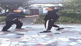 这是现代李小龙吗，教科书般的反击动作，出其不意，一招制服对手