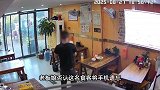 男子吃饭5分钟用40张餐巾纸，被老板娘曝监控不打码！网友吵翻