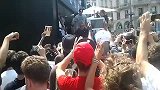 篮球-13年-罗斯欧洲行：罗斯米兰行受追捧 广场现身引球迷欢呼-花絮