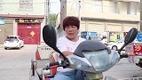 小伙与大妈互不让路，还互相抬杠，没想竟然是未来岳母，真有意思