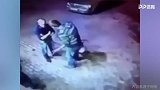 老年拳王？战斗民族大爷千万别惹！一人干倒俩壮汉