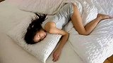 女性睡觉时，为什么喜欢“两腿一分”！看完千万不要害羞