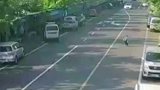 儿童马路中间嬉戏打闹引车祸，马路不是游乐场，请家长看护好孩子