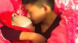 不掀开被子，不会知道把小情人搂得多结实，能跑了还是咋地