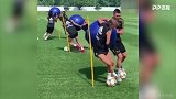 真正的快乐足球！皇马球员训练中手牵手 这就是配合默契的基础？
