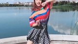 蓝天白云，穿着彩色上衣的小姐姐跳的真好，青春无敌！