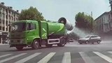 跟在洒水车身后，这澡洗的得劲