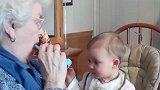 宝宝和外公外婆在一起的欢乐时光，视频中满满的幸福感