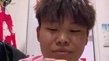 男生挑战一口生吃柠檬，看表情就知道很好吃