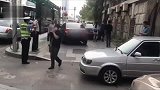 违停车被交警持续敬礼，羞愧地走了