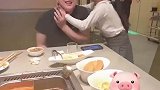 女儿强迫爸爸看美女