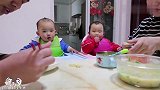 双胞胎萌娃吃鱼，爸爸挑鱼刺，妈妈给喂饭，鱼米宝宝只管大口吃饭