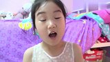 小萝莉上学差点迟到，行李箱秒变“滑板车”，男同学差点追不上她