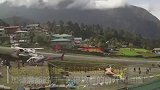 尼泊尔一架飞机起飞时与直升机相撞 现场视频曝光